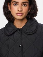 Ladda upp bild till gallerivisning, model_shot-creative