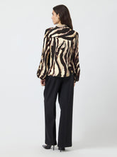 Ladda upp bild till gallerivisning, model_shot-back