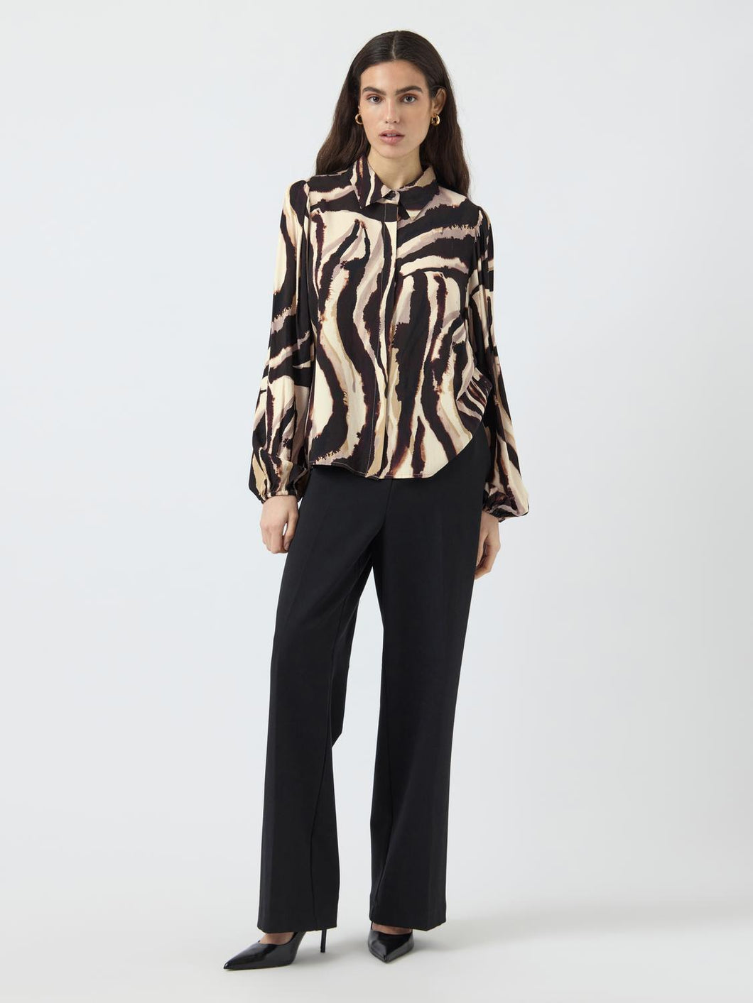 model_shot-front_full